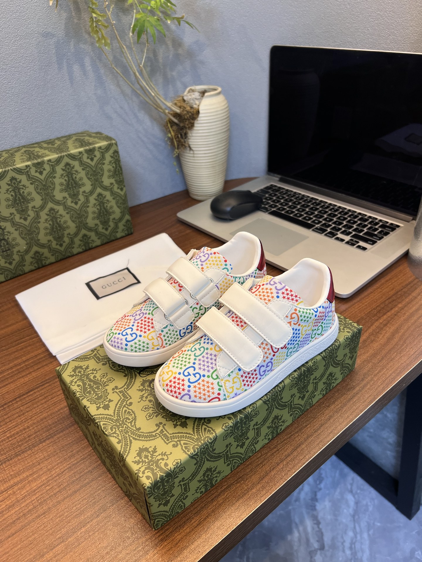 Children's shoes child